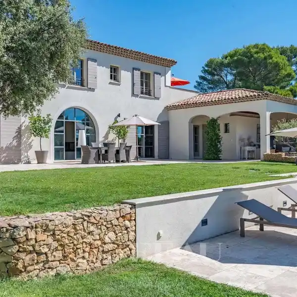 CONTEMPORARY COMFORT IN A SERENE SETTING