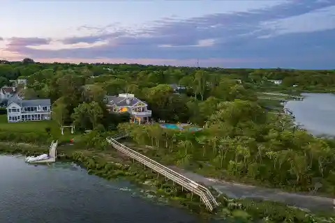 Unique Property on a Quiet Peninsula