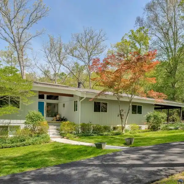 FRANK LLOYD WRIGHT-INSPIRED SANCTUARY