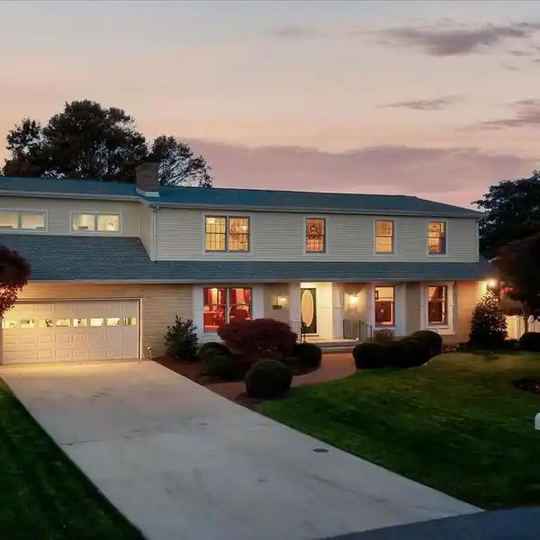 COASTAL RETREAT IN THE SOUGHT-AFTER SEABREEZE COMMUNITY