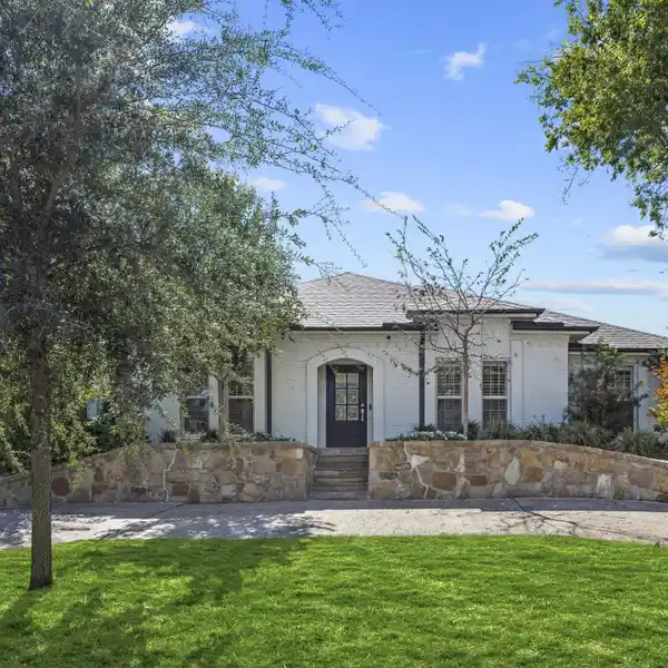 REFINED LIVING WITH VAULTED ELEGANCE INDOORS