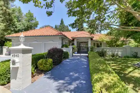 Luxurious Country Living on Private Half Acre