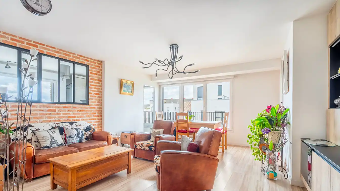 High-floor Apartment with Triple Exposure