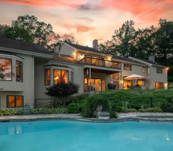 STUNNING CUSTOM-BUILT CONTEMPORARY HOME