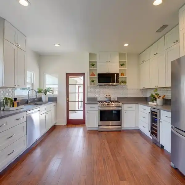 BEAUTIFULLY UPGRADED PROPERTY WITH ACCESSORY UNIT