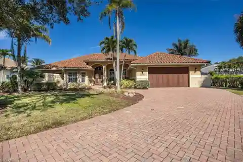 Comfortably Elegant Lakefront Estate in Wilshire Lakes