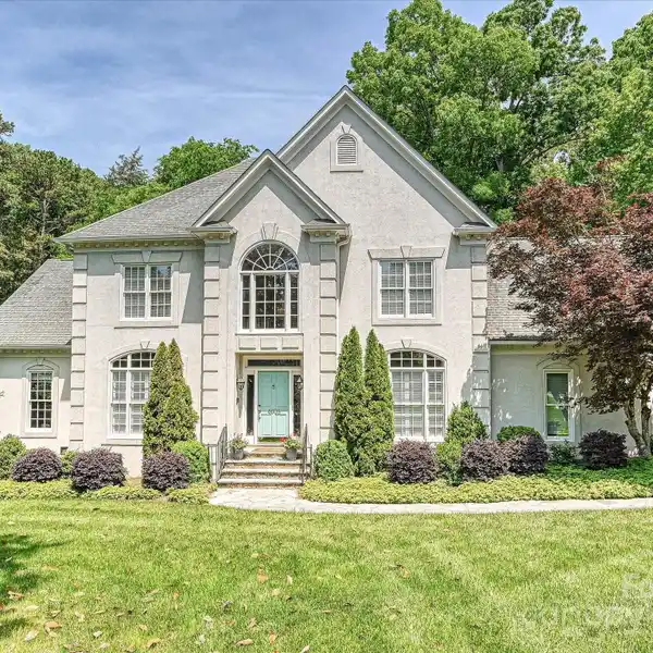 BEAUTIFUL AND SPACIOUS HOME IN A DESIRABLE NEIGHBORHOOD