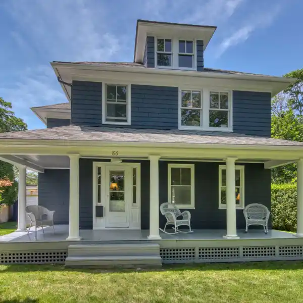 TIMELESS HAMPTONS HOME WITH MODERN TOUCHES