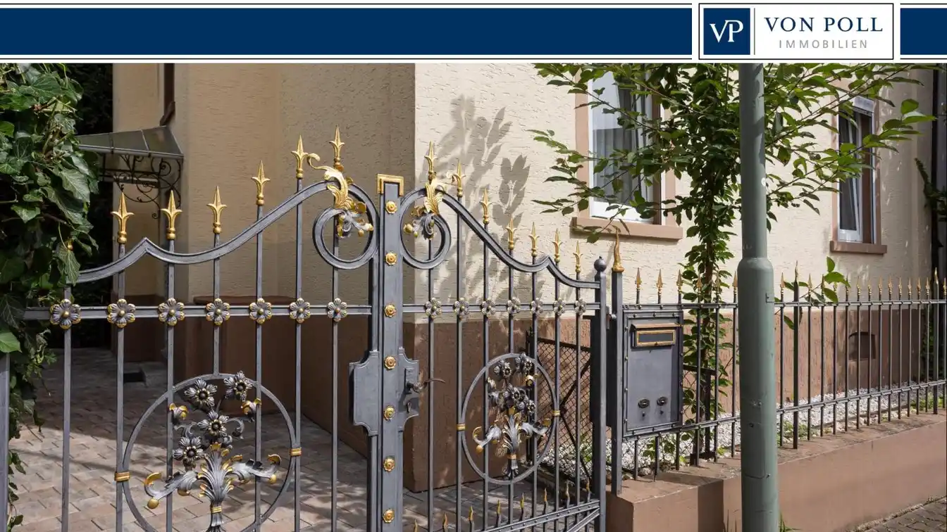 Townhouse with Beautiful Garden in Popular Location