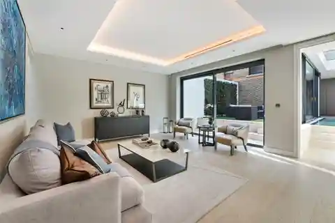 Expansive Townhouse Blending Timeless Design with Modern Convenience