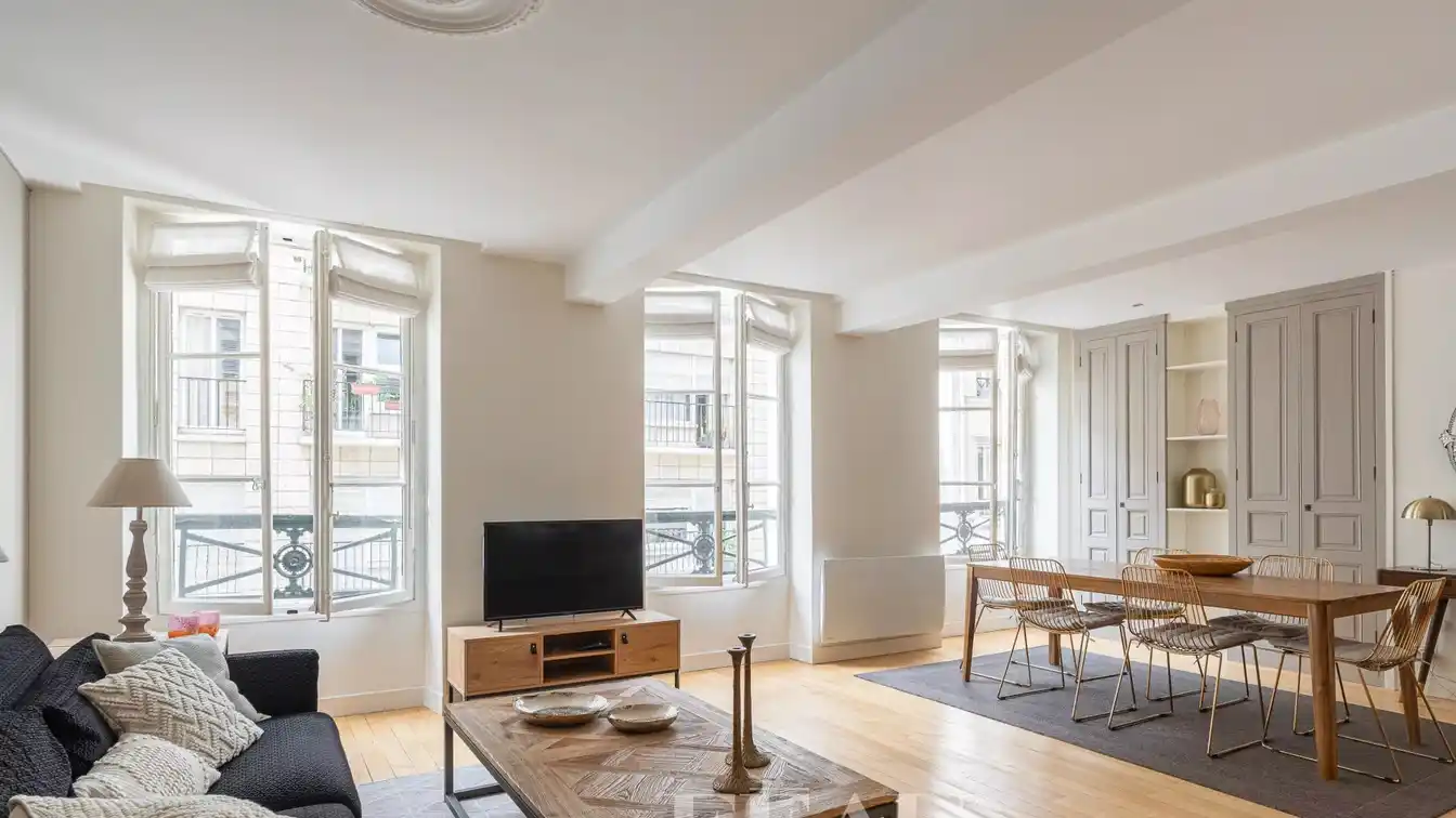 Elegant Mansion Apartment with Dual-aspect Brightness