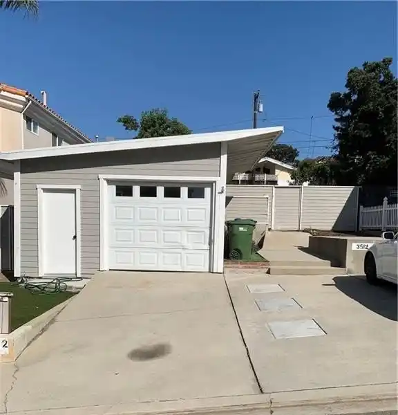 SWEET SINGLE-FAMILY HOME WITH EXTRA STORAGE