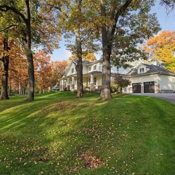 ELEGANT LIVING WITH SPACIOUS INDOOR-OUTDOOR FLOW