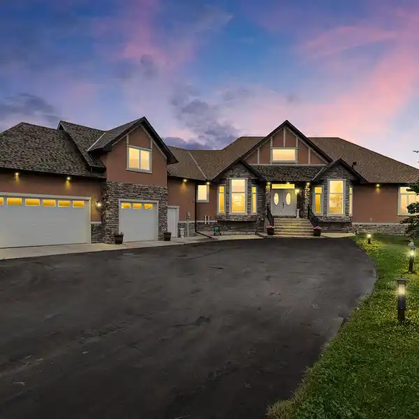 LUXURY COUNTRY LIVING 10 MINUTES FROM CALGARY