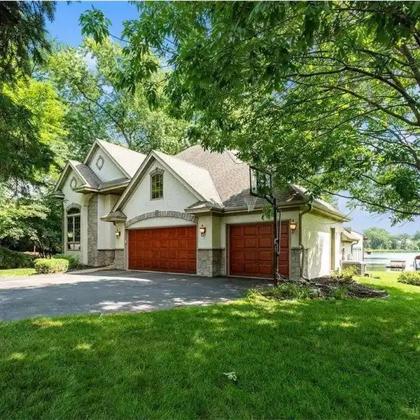 EXECUTIVE SWEENEY LAKE HOME