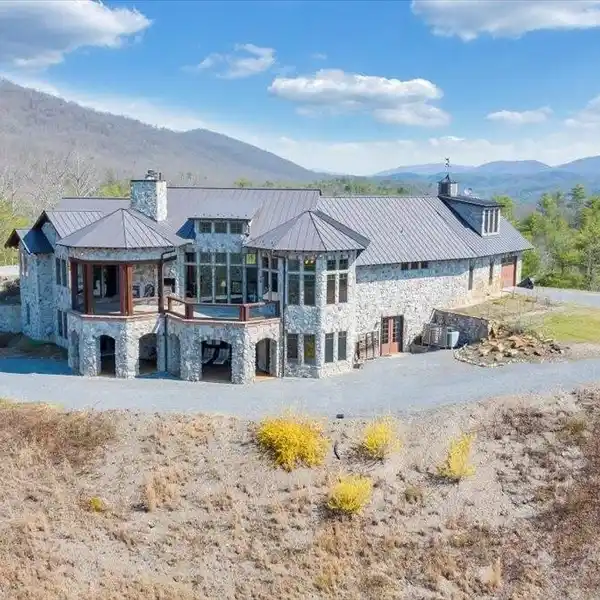 CASTLE RIDGE - LUXURY 24-ACRE ESTATE