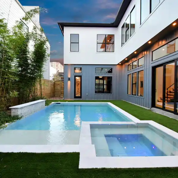 SEAMLESS BLEND OF MODERN LUXURY AND COMFORT