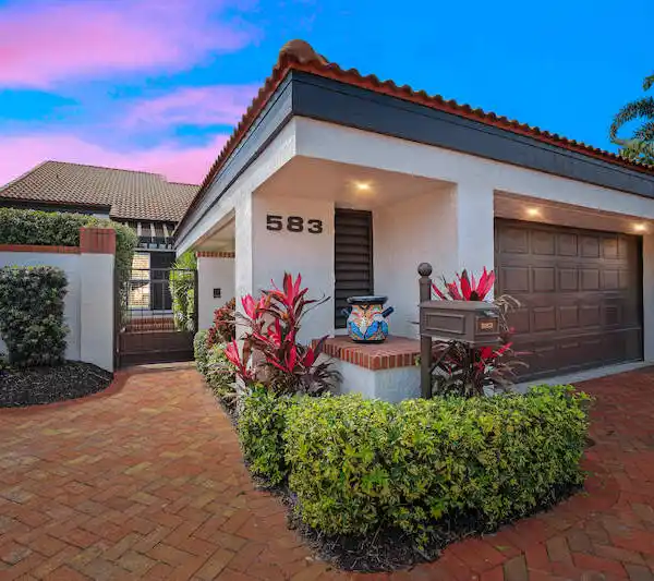 WELL-MAINTAINED DETACHED VILLA IN SOUGHT-AFTER BAY VILLA