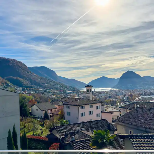 CUSTOMIZABLE LUXURY IN AN INTIMATE ENCLAVE