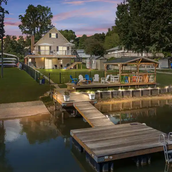 CHARMING WATERFRONT HOME IN A QUIET COVE
