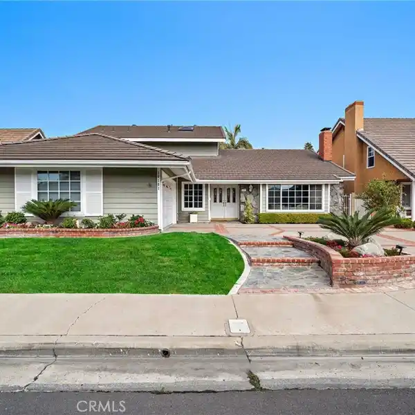 BRIGHT OPEN CONCEPT HOME WITH HARDWOOD AND GRANITE