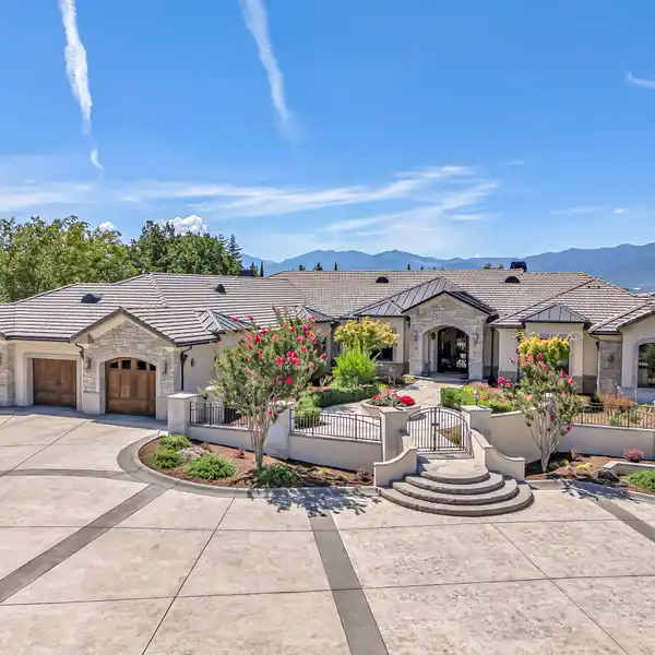 LUXURIOUS ESTATE WITH STUNNING VALLEY VIEWS