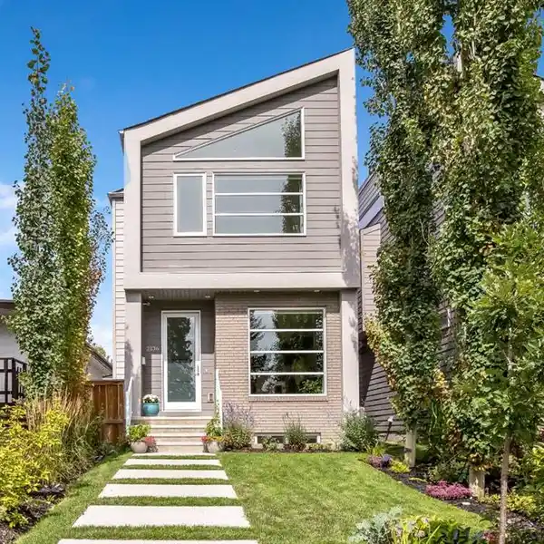 CRISP MODERN HOME IN NORTH GLENMORE PARK