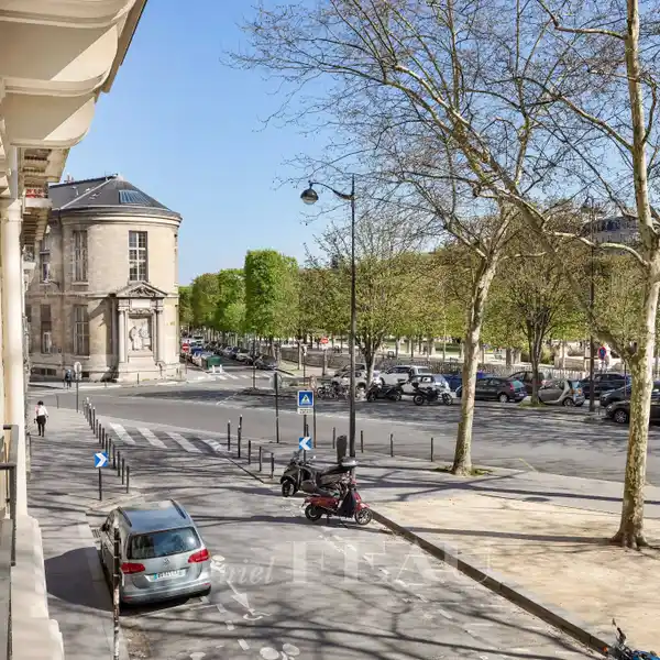 LOVELY APARTMENT IN A BEAUTIFUL HAUSSMANN BUILDING