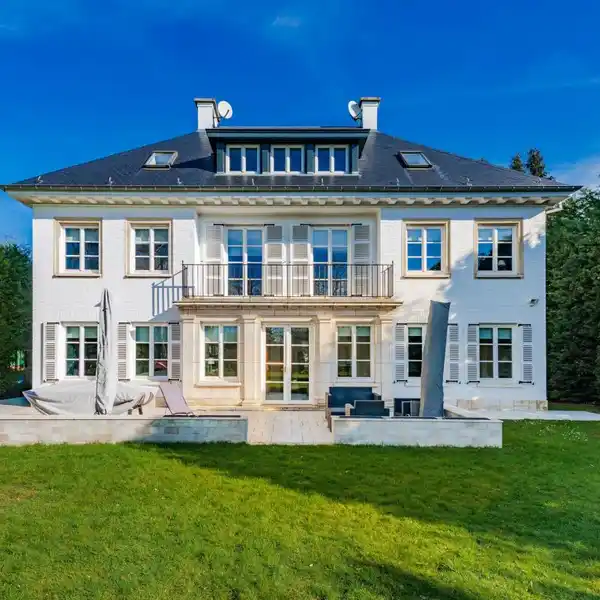 SPACIOUS VILLA IN A GREEN SETTING
