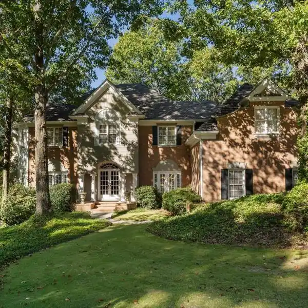 IMPRESSIVE HOME ON A SERENE CUL-DE-SAC