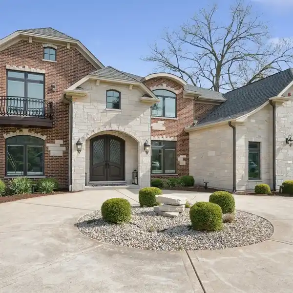 BEAUTIFUL CUSTOM BUILT HOME