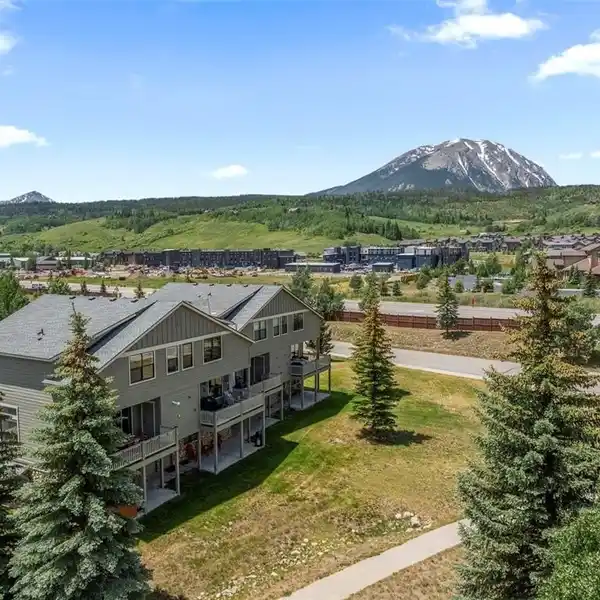 RARE END-UNIT TOWNHOME IN PRIME LOCATION