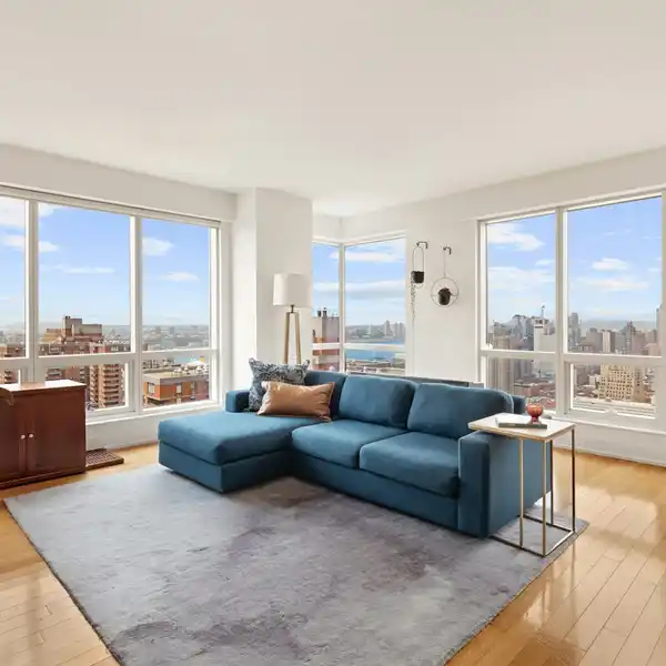 EXPANSIVE HIGH-FLOOR HOME