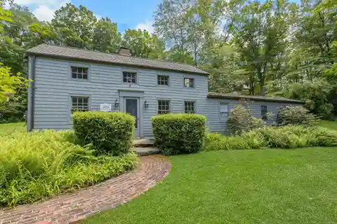 Charming Antique Colonial Plus Guest Cottage