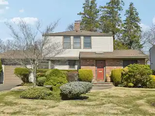 Wonderful Sunny Colonial