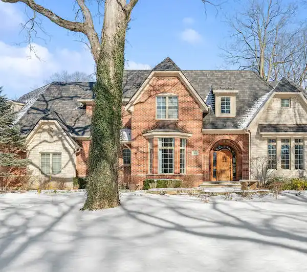 EXQUISITE FULLY RENOVATED AND EXPANDED LINCOLNSHIRE RESIDENCE