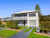 SPACIOUS SUNNY HOME OFFERING COASTAL CONVENIENCE