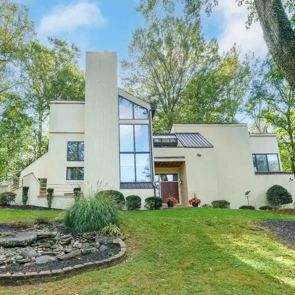 STUNNING CONTEMPORARY HOME IN GREENVILLE’S BREIDABLIK