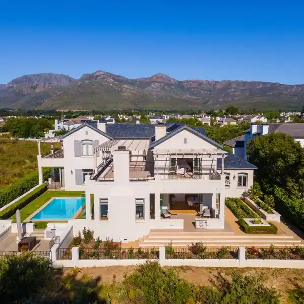 LUXURY LIVING WITH NATURAL BEAUTY