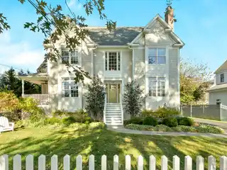 Coastal Sophistication with Bespoke Interior Design