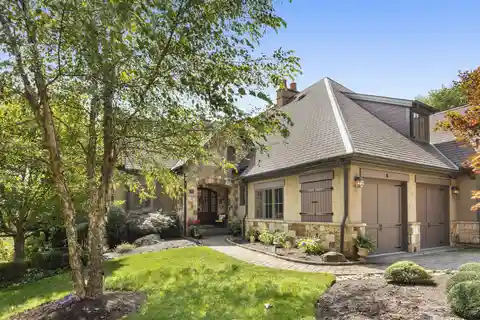 Large Townhome in Popular Enclave