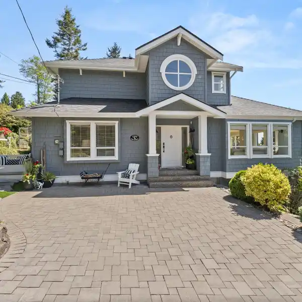 BLUFFSIDE COASTAL HOME WITH STUNNING OCEAN VIEWS