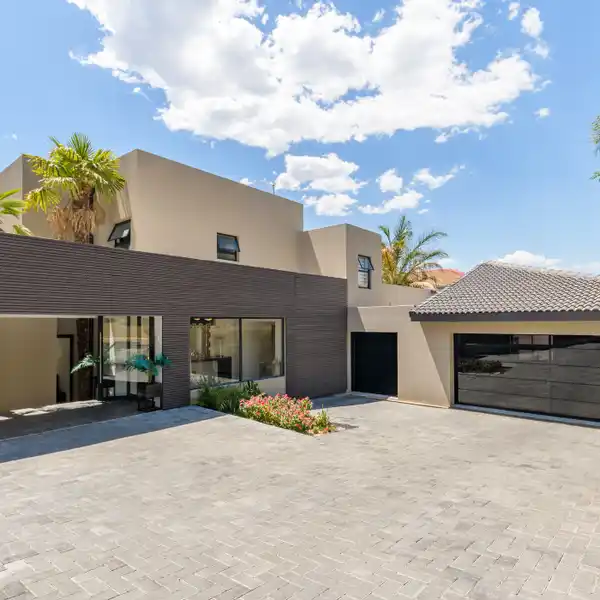 LUXURIOUS MODERN HOME IN THE PRESTIGIOUS DAINFERN GOLF ESTATE