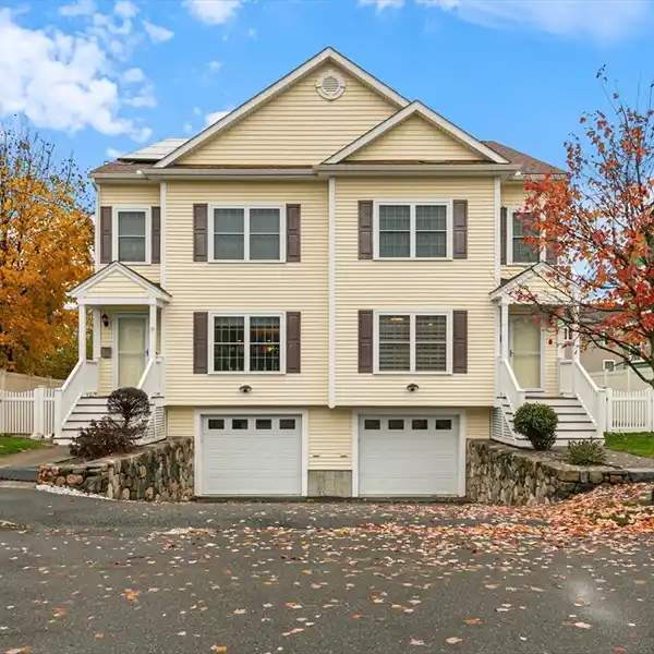 MODERN TOWNHOME WITH SLEEK DESIGN AND COMFORT