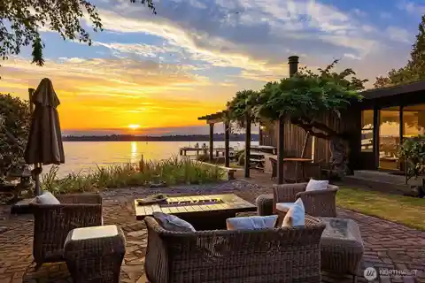 Prime Kirkland Waterfront