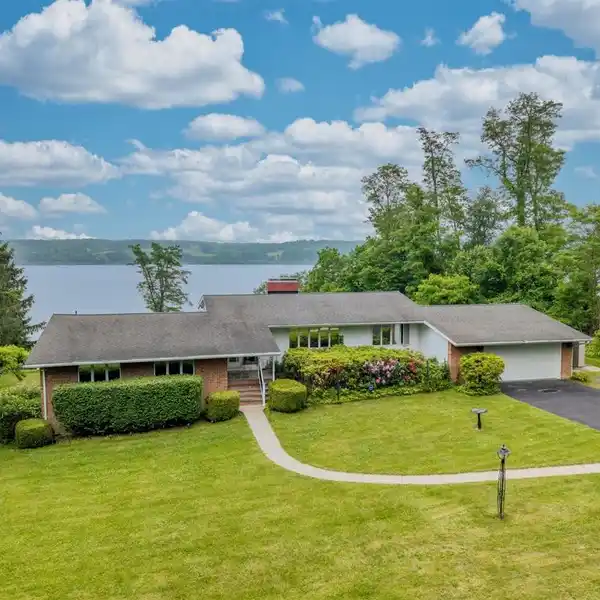 METICULOUSLY KEPT HOME OVERLOOKING THE HUDSON