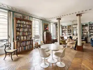 Sunlit Marais Pied-à-Terre in Historic Mansion Setti