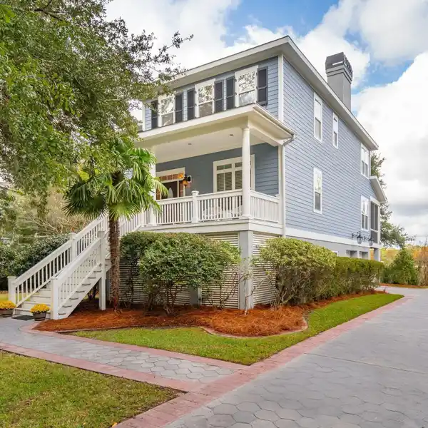 IMPRESSIVE ELEVATED HOME IN STONO FERRY