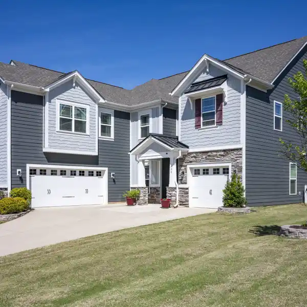 WONDERFULLY PRESENTED RESIDENCE IN IDEAL LOCATION