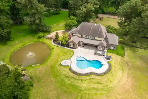 Elegant Country Escape with Lavish Amenities